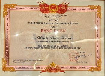 DOANH NHÂN NINH VĂN TRÌNH NHẬN BẰNG KHEN CỦA CHỦ TỊCH PHÒNG THƯƠNG MẠI VÀ CÔNG NGHIỆP VIỆT NAM